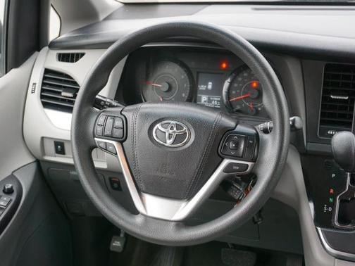 2017 Toyota Sienna LE