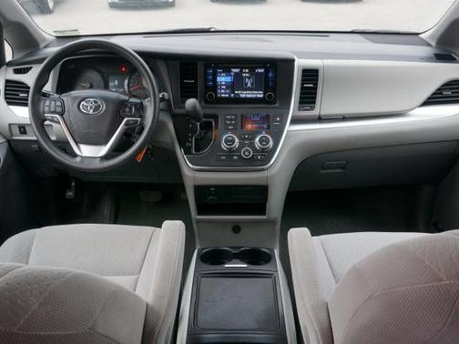 2017 Toyota Sienna LE