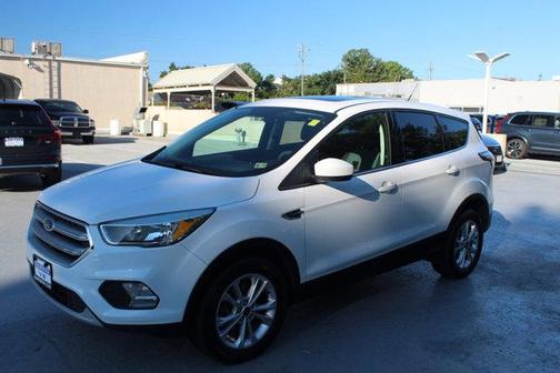 Photo 4 of 27 of 2017 Ford Escape SE