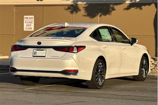 2025 Lexus ES 300h Luxury