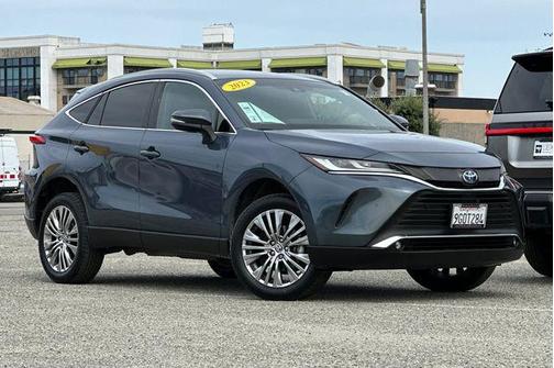 Coastal Gray Metallic 2023 Toyota Venza XLE