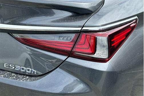 2022 Lexus ES 300h Luxury