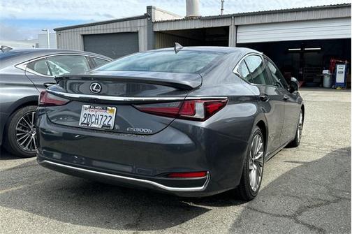 2022 Lexus ES 300h Luxury
