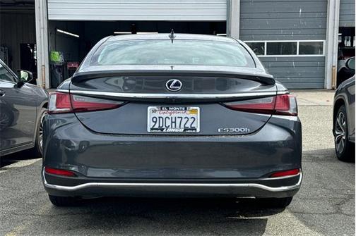 2022 Lexus ES 300h Luxury