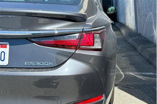 2023 Lexus ES 300h Base