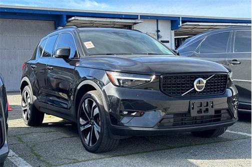 2024 Volvo XC40 B5 Plus Dark Theme