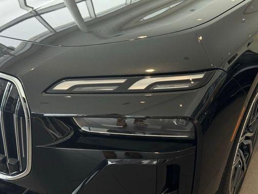 2025 BMW 750e i xDrive