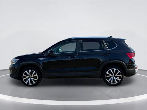 Deep Black Pearl Effect 2024 Volkswagen Taos 1.5T SE