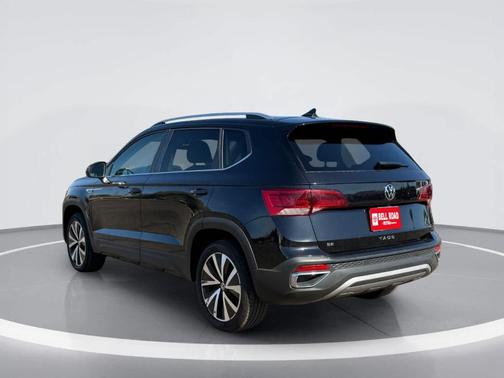Deep Black Pearl Effect 2024 Volkswagen Taos 1.5T SE
