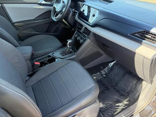Deep Black Pearl Effect 2024 Volkswagen Taos 1.5T SE