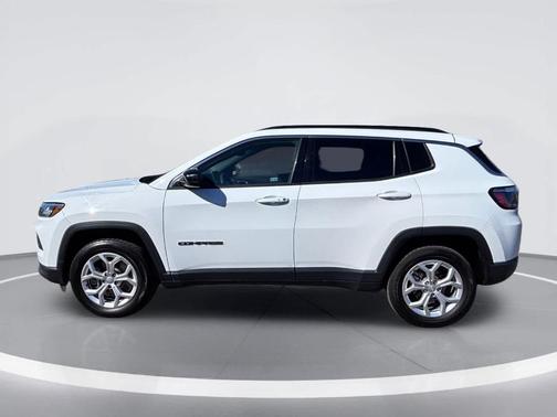 Bright White Clearcoat 2024 Jeep Compass Latitude