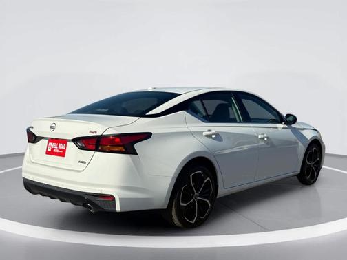 Glacier White 2025 Nissan Altima SR