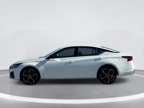 Glacier White 2025 Nissan Altima SR