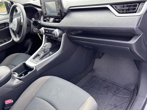 Silver Sky Metallic 2022 Toyota RAV4 LE