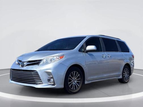 Celestial Silver Metallic 2020 Toyota Sienna XLE