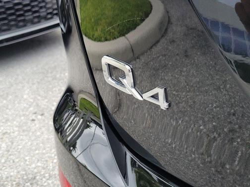 Mythos Black Metallic 2024 Audi Q4 e-tron Sportback Premium Plus 50 quattro