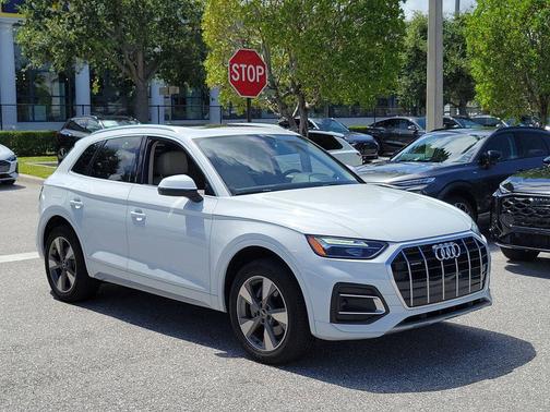 Glacier White Metallic 2023 Audi Q5 40 Premium
