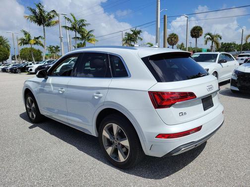 Glacier White Metallic 2023 Audi Q5 40 Premium
