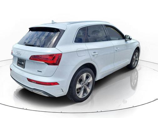 Glacier White Metallic 2023 Audi Q5 40 Premium