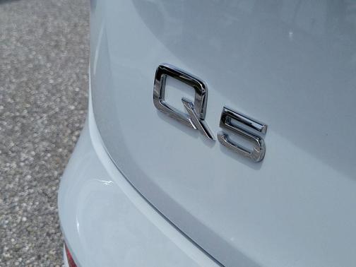 Glacier White Metallic 2023 Audi Q5 40 Premium