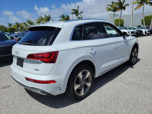 Glacier White Metallic 2023 Audi Q5 40 Premium