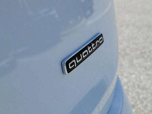 Glacier White Metallic 2026 Audi Q7 45 Premium