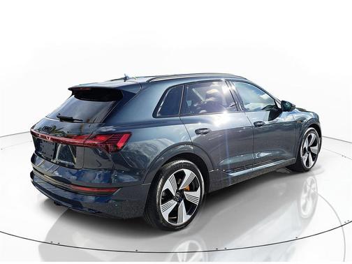 2022 Audi e-tron Premium Plus