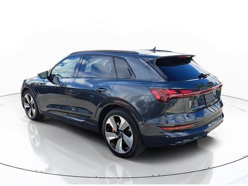 2022 Audi e-tron Premium Plus