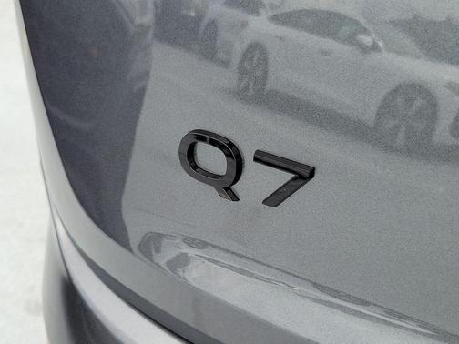 Daytona Gray Pearl Effect 2026 Audi Q7 55 Premium Plus