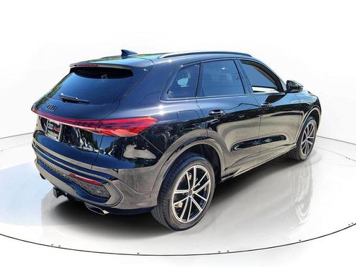 Mythos Black Metallic 2026 Audi Q5 Premium Plus TFSI quattro S tronic