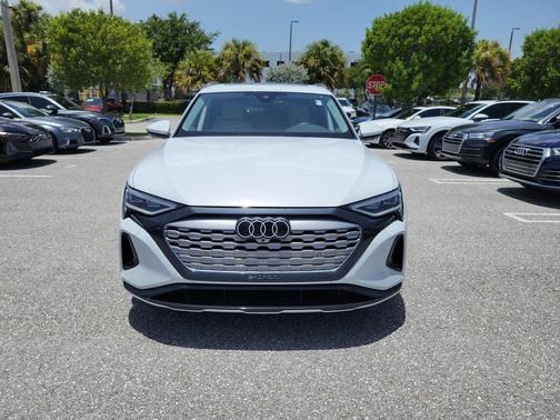 Glacier White Metallic 2024 Audi Q8 e-tron Premium Plus