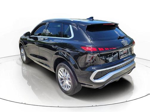 Mythos Black Metallic 2026 Audi Q3 TFSI quattro S tronic