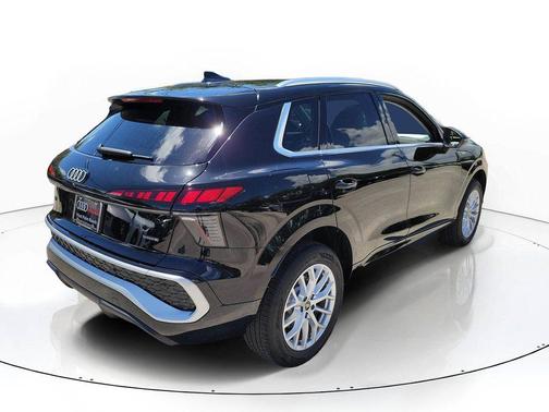 Mythos Black Metallic 2026 Audi Q3 TFSI quattro S tronic