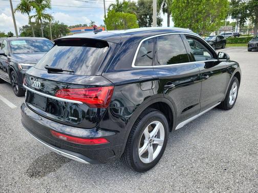 Mythos Black Metallic 2023 Audi Q5 40 Premium