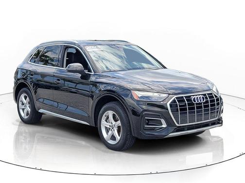 Mythos Black Metallic 2023 Audi Q5 40 Premium