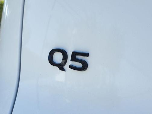Glacier White Metallic 2026 Audi Q5 Premium TFSI quattro S tronic
