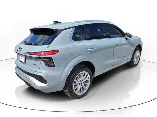 Arrow Gray Pearl Effect 2026 Audi Q3 TFSI quattro S tronic