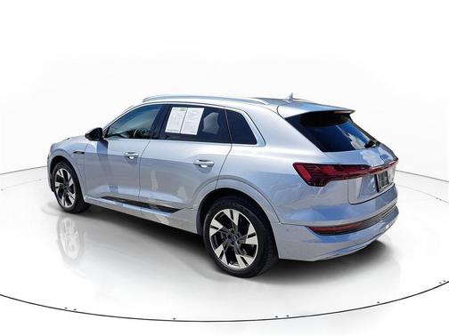 2022 Audi e-tron Premium Plus