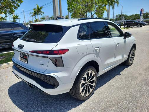 Glacier White Metallic 2026 Audi Q3 TFSI quattro S tronic