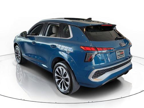Malpelo Blue Metallic 2026 Audi Q3 TFSI quattro S tronic