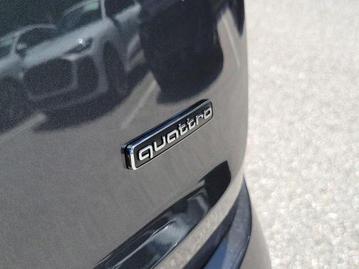 Daytona Gray Pearl Effect 2026 Audi Q7 55 Premium Plus