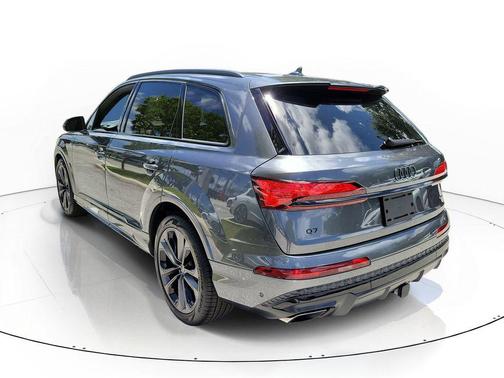Daytona Gray Pearl Effect 2026 Audi Q7 55 Premium Plus