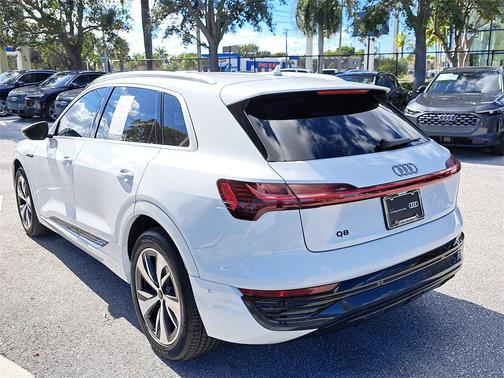 2024 Audi Q8 e-tron Premium Plus