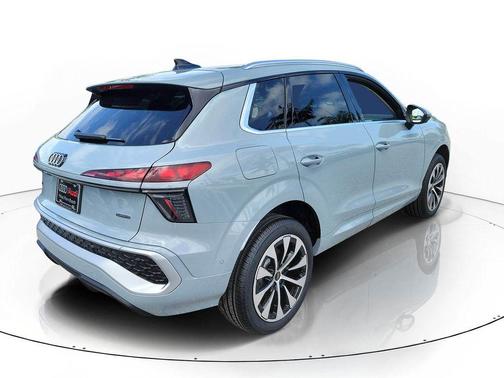 Arrow Gray Pearl Effect 2026 Audi Q3 TFSI quattro S tronic