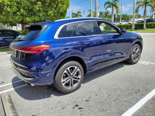Navarra Blue Metallic 2025 Audi Q5 Premium TFSI quattro S tronic
