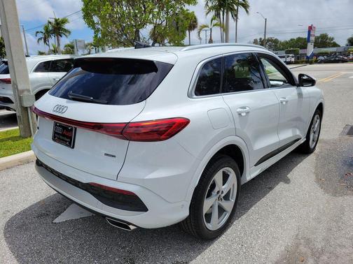 Glacier White Metallic 2026 Audi Q5 Premium Plus TFSI quattro S tronic