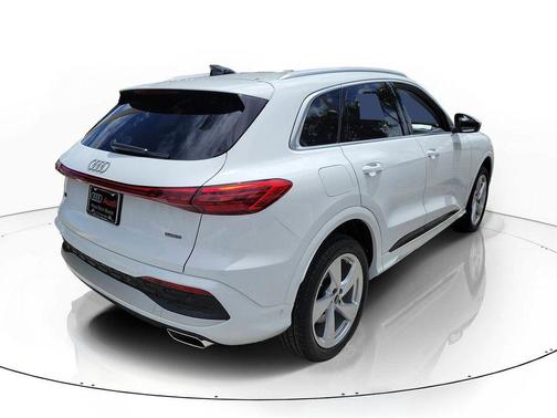 Glacier White Metallic 2026 Audi Q5 Premium Plus TFSI quattro S tronic