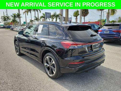 Mythos Black Metallic 2024 Audi Q4 e-tron 50 Premium Plus