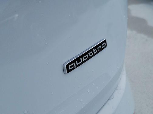 Glacier White Metallic 2026 Audi Q7 45 Premium Plus