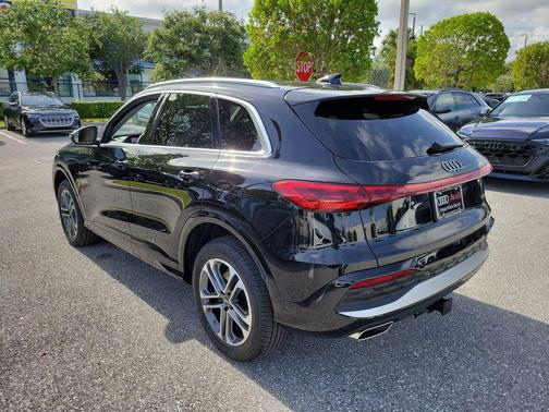 Mythos Black Metallic 2026 Audi Q5 Premium TFSI quattro S tronic
